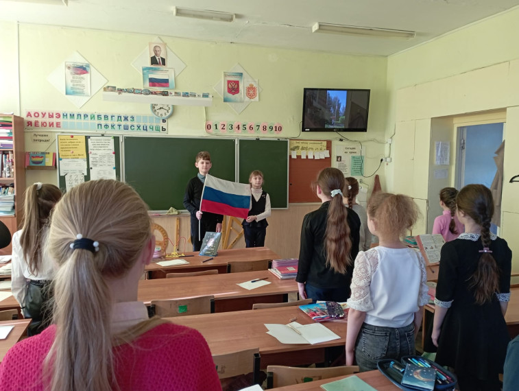 Церемония поднятия флага и исполнения гимна.